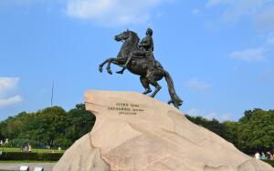 Какие интересные памятники есть в Петербурге?