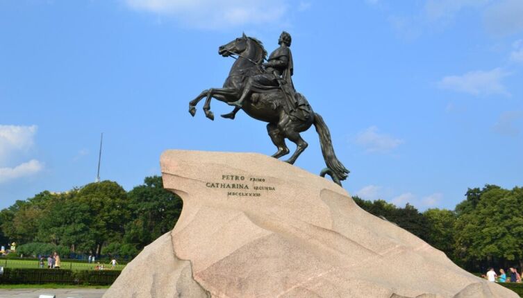 Какие интересные памятники есть в Петербурге?