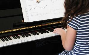 Чем полезна музыка детям?