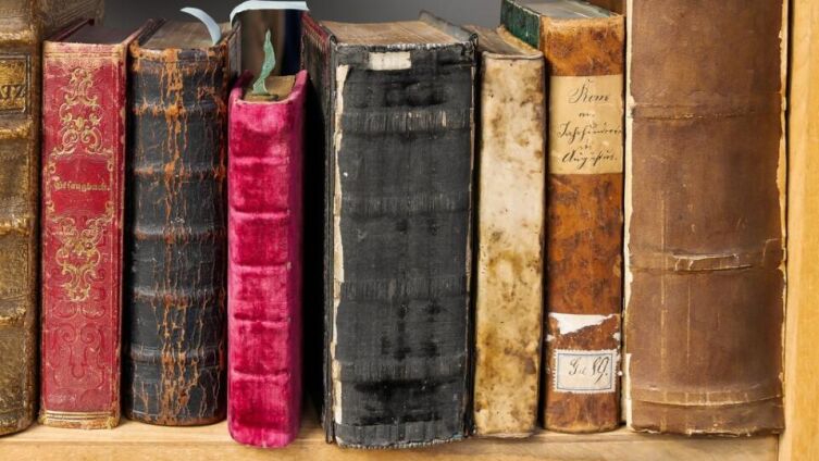 Какую книгу считают первой датированной русской книгой?