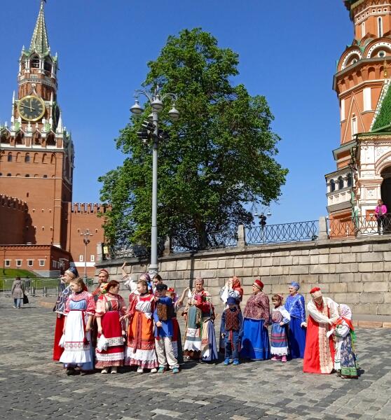 Народный ансамбль у храма Василия Блаженного