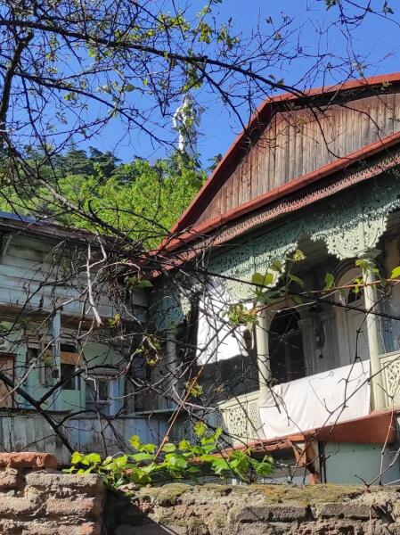 Мать Грузия на хребте Сололаки (в верхней части снимка) Мать Грузия на хребте Сололаки (в верхней части снимка)