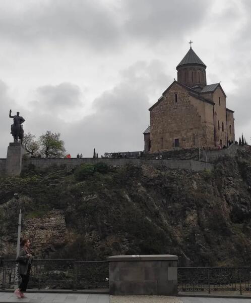 Храм Метехи и памятник царю Вахтангу Горгасали