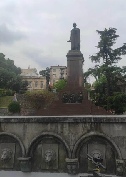Памятник Шота Руставели