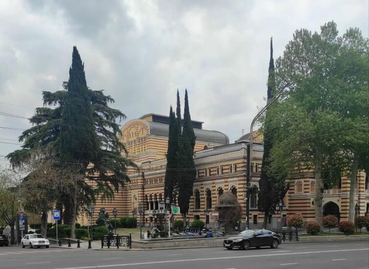 Здание Театра оперы и балета им.&nbsp;З. Палеашвили построено архитектором Виктором Шретером в 1896 году
