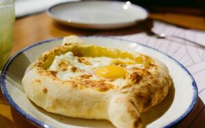 Какими блюдами знаменита грузинская кухня?