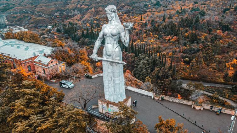 Какие впечатления увозишь с собой, возвращаясь из Грузии? Какие впечатления увозишь с собой, возвращаясь из Грузии?