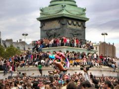 Народные гуляния на месте, где стояла Бастилия