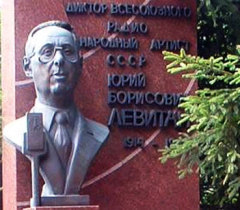 Памятник Ю.Б. Левитану на Новодевичьем кладбище