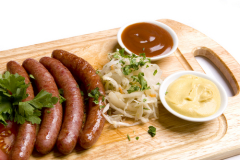 Сосиски победным маршем прошлись по Европе, появляясь на столах жителей разного уровня достатка, включая элиту общества. 