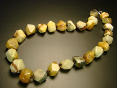 Бусы из оникса лечат затяжной кашель, болезни дыхательной системы и – внимание всем, кто боится стоматологов! – зубы!