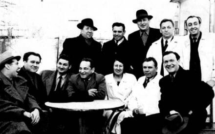 Марк Фрадкин (крайний справа в первом ряду) с композиторами и поэтами