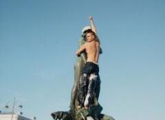 Вот и смельчак, пытающийся поймать удачу в поцелуе