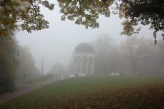 Утро туманное, утро седое... Так выглядит вершина &laquo;домашней горы&raquo; Висбадена - Нероберг ранним осенним утром.