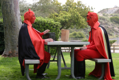 Традиции празднования настолько самобытны, что делают Хэллоуин страшно интересным и зажигательным!