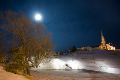 Те, кому суждено в наступившем году выйти замуж, видели в проруби облик будущего мужа...