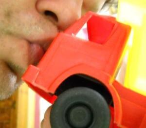 Некоторые мужчины целуют свои автомобили